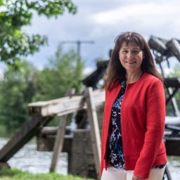 Gemeinderätin Gerlinde Kraus vor dem Hausener Wasserrad