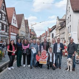 Gruppenfoto der Kundgebungsteilnehmer*innen