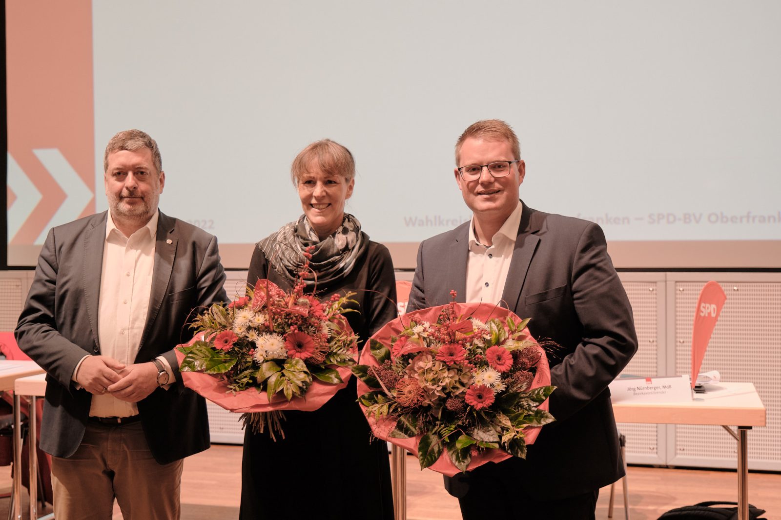 Das Spitzenduo der Oberfanken-SPD: Eva Döhla (Bezirkstag) und Holger Grießhammer (Landtag) links im Bild der SPD-Bezirksvorsitzende Jörg Nürnberger